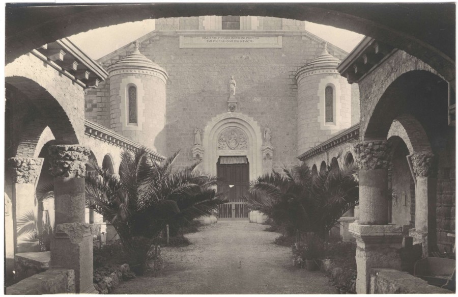Abbaye, atrium vers l'est  proprit de l'Abbaye de Lrins, clich J. Gilletta, env. 1880
