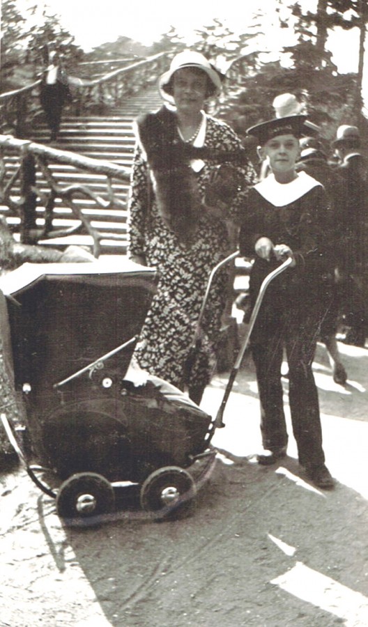 Une mre et ses enfants, anne 1933, prt priv