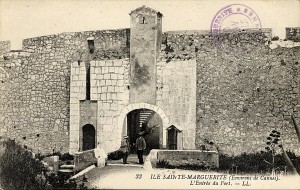 L'entr�e du fort (2Fi1875)