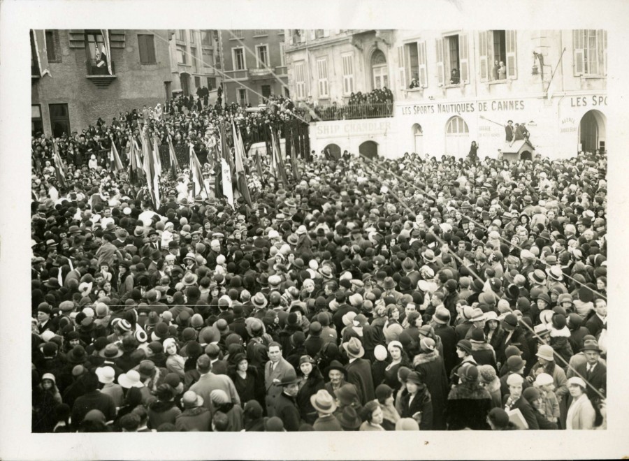 1932, foule sur le quai Saint Pierre, transport de la statue  l'le St Honorat (25Fi1731)