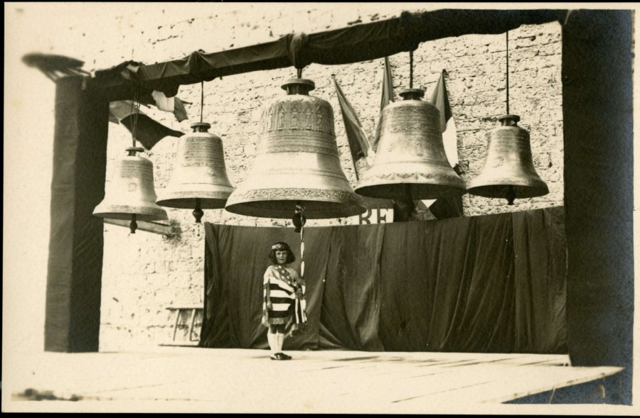 1921, les cloches de ND et la marraine, Amricaine (25Fi1729)
