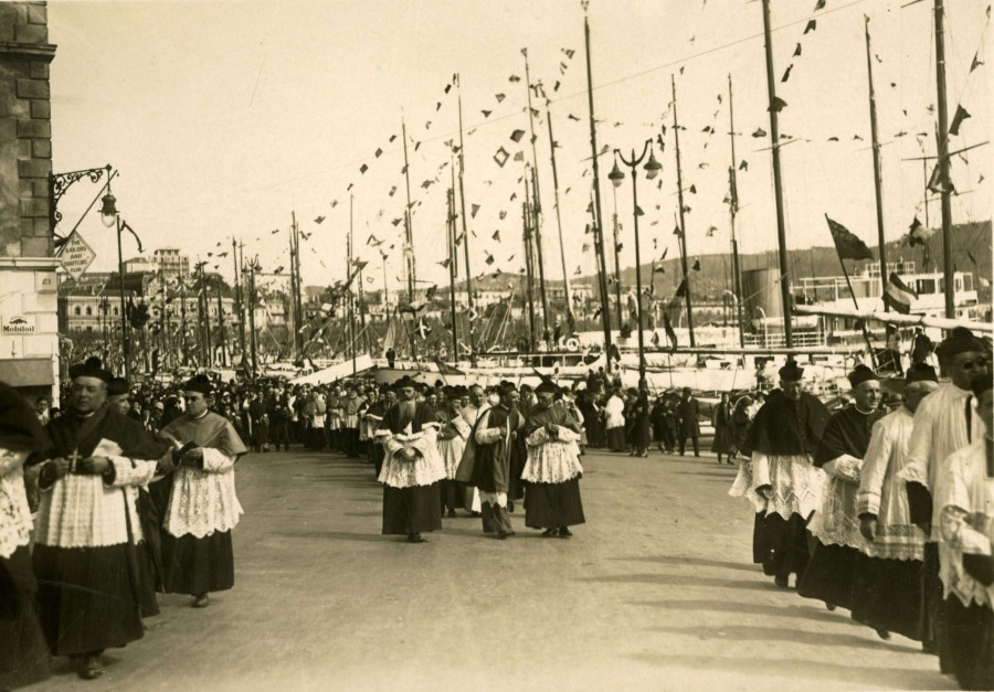 Procession sur le quai Saint Pierre, pour la fte de 1932 (25Fi1785)