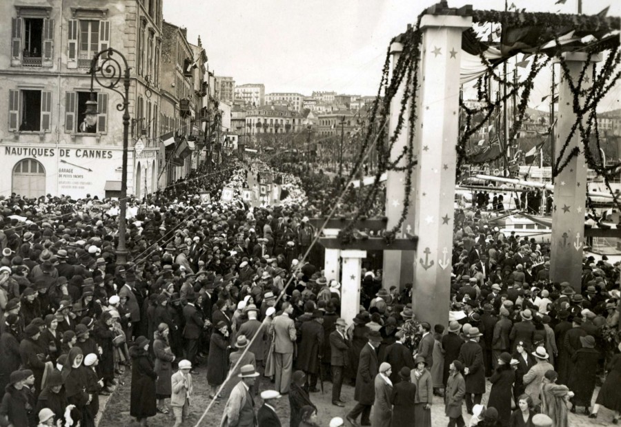 Foule en attente sur les quais 3 avril 1932 (25Fi1743)