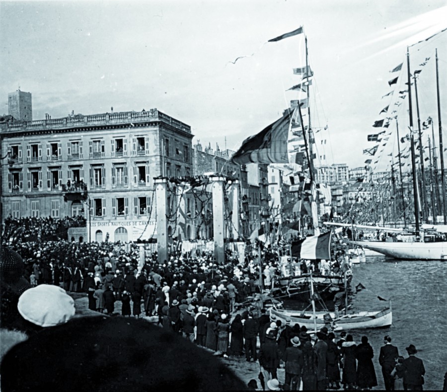 Statue de Notre-Dame arrivant au port de Cannes, fte de 1932 (26S121/1)