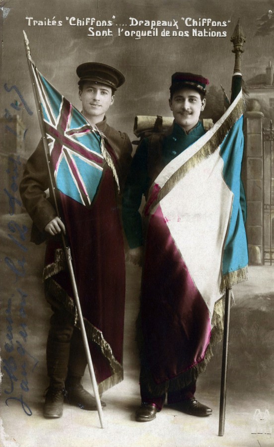 Deux soldats portant leurs drapeaux anglais et franais "traits chiffonsdrapeaux chiffons sont l'orgueil de nos Nations. 