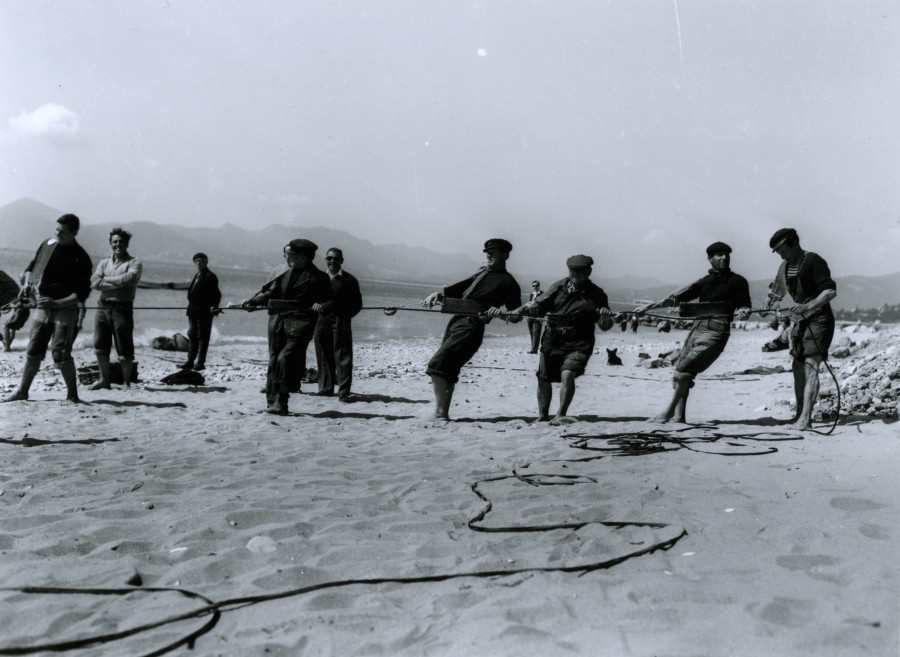 Pêcheurs tirant les filets sur la plage, 1958, AMC 25Fi344