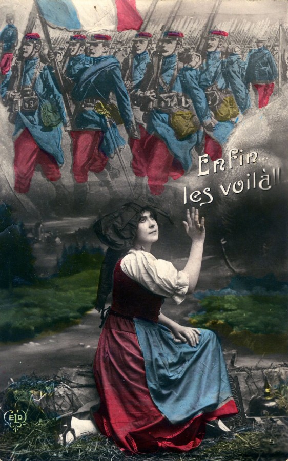 Une femme en tenue dAlsacienne faisant signe aux soldats franais, Enfin les voil ! 