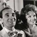 Aznavour sourit aux photographes (11Fi49)