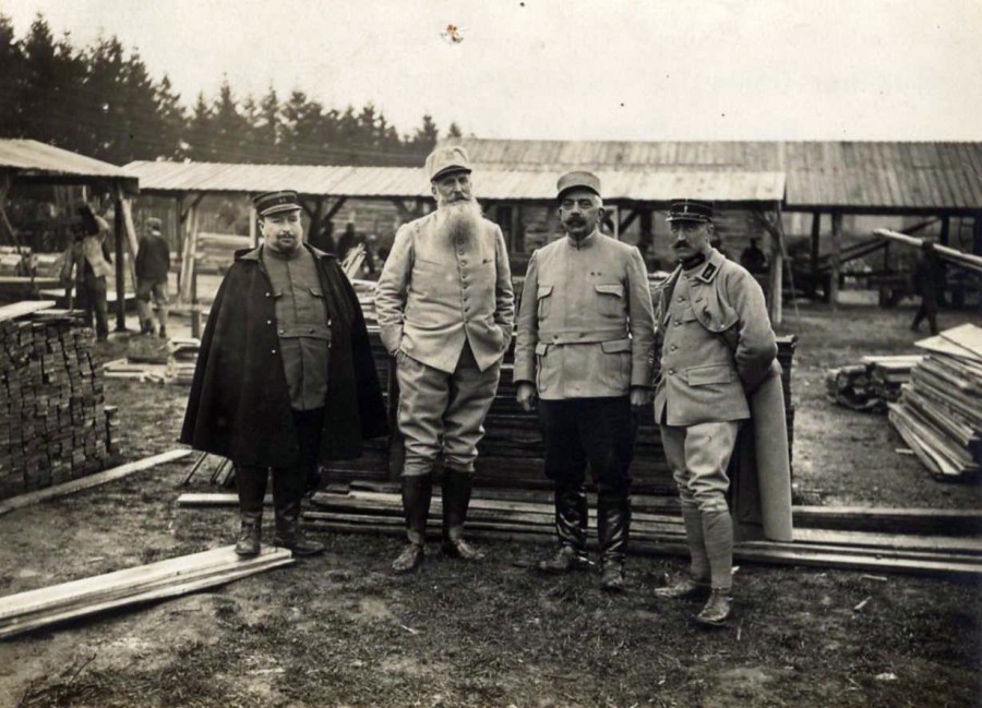 Andr CAPRON en tenue militaire au  front, entour de trois officiers, priode 1914-1918