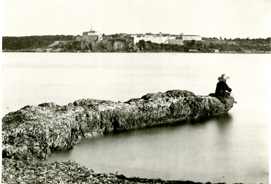 Pêcheur ou rêveur à la pointe Croisette, face à lîle Sainte Marguerite ver 1900 (25Fi1308).jpg