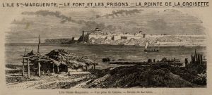 Vue prise de la pointe Croisette sur le fort et les prisons de l'île Sainte Marguerite (25Fi2)