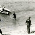 Prisonniers de guerre employés au déminage des plages (13Fi90).jpg