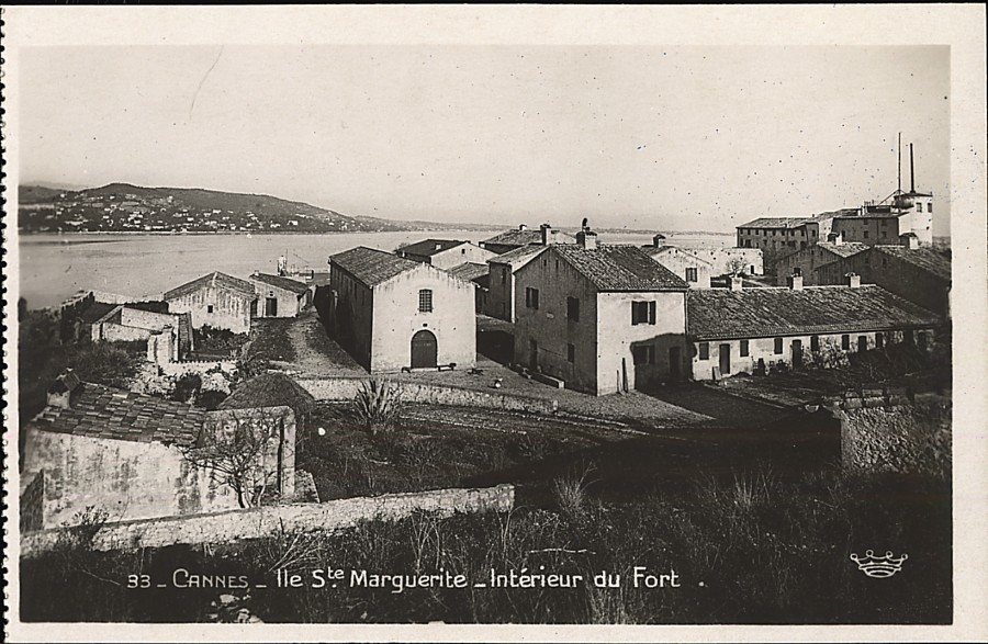 Ile Ste Marguerite - Intérieur du Fort 2Fi1134.jpg