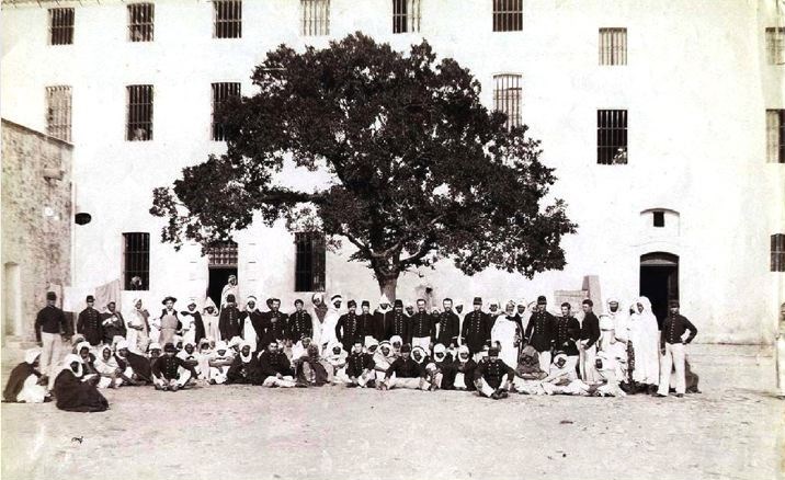 Prisonniers arabes et soldats de garnison dans le cour du fort de l'ile Sainte Marguerite, vers 1870-1880 (AD06_10Fi1196).jpg