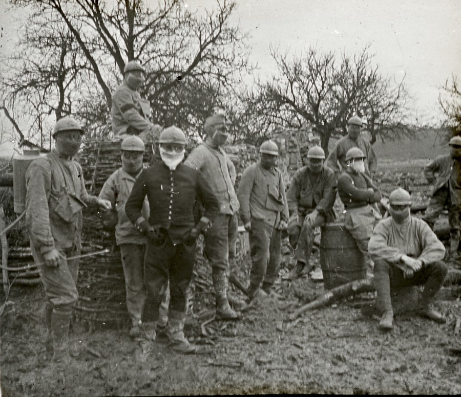 Onze soldats portant des masques  gaz, priode 1914-1918