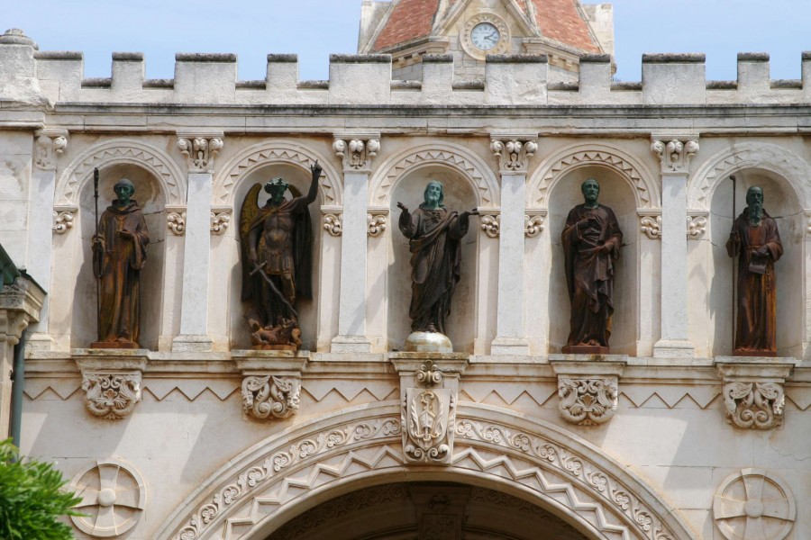 Statues, le Christ encadr de saints (Michel, Pierre, Honorat, Vincent)  Mairie de Cannes, img2452