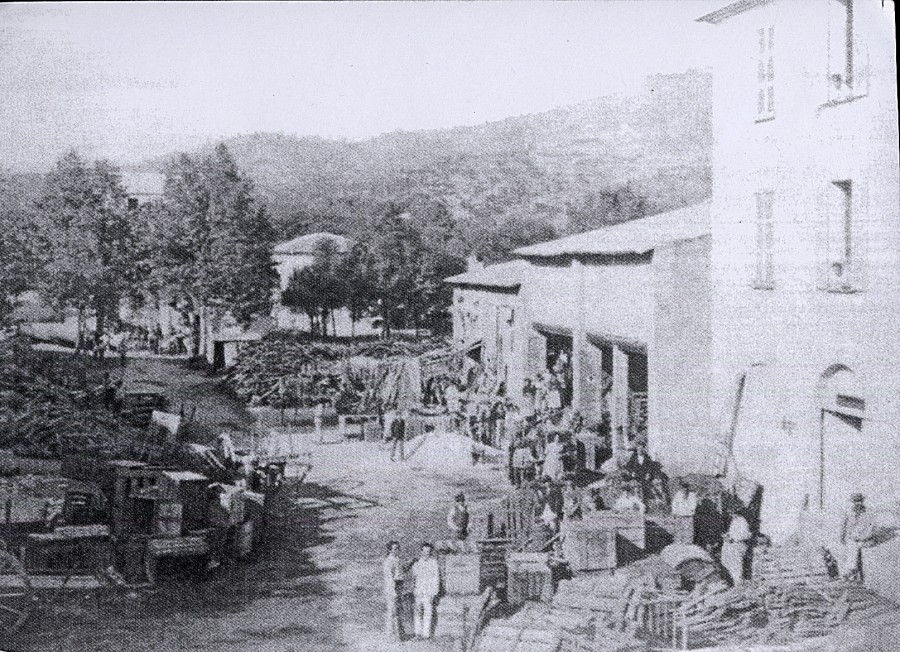 Photographie reprsentant la cour de La Verrerie. 1875 (31S9) 