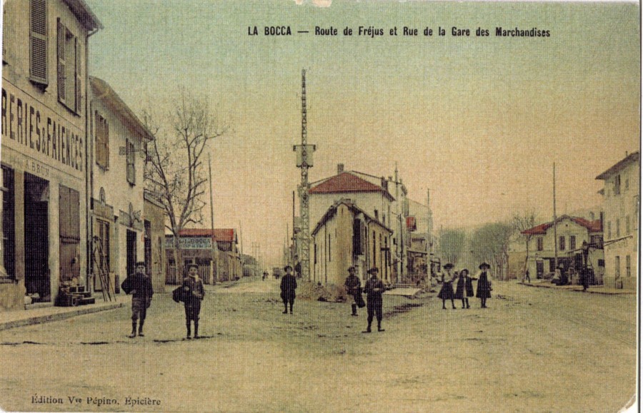 Carte postale reprsentant La Bocca, route de Frjus et rue de la gare des Marchandises. 1870 (2Fi3109)