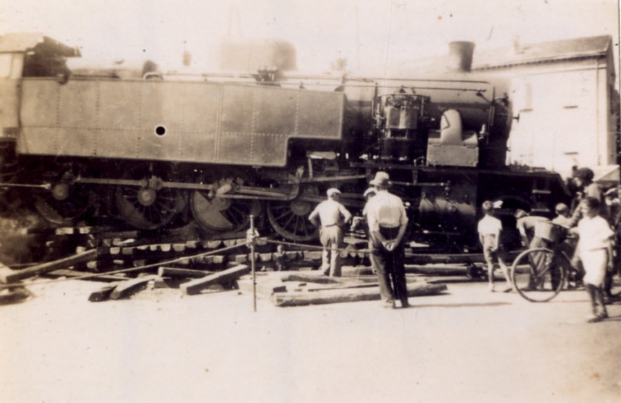 Photographie reprsentant le draillement de locomotive  vapeur  La Bocca au dbut du sicle. s.d. (25Fi276)