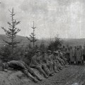 Groupe de soldats puiss le long d'un chemin, priode 1914-1918
