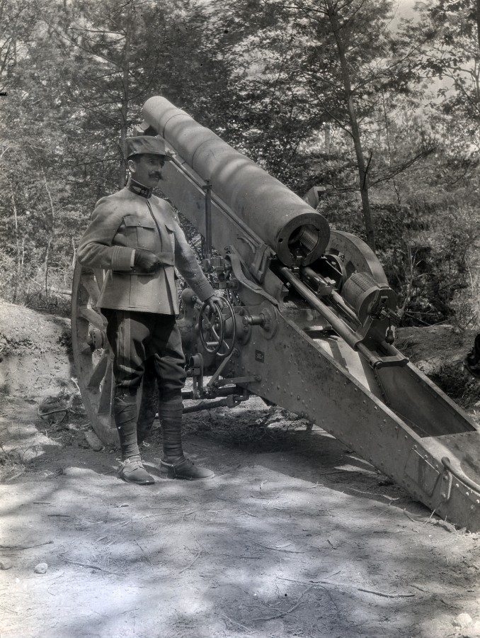 Officier observant le chargeur dun canon, priode 1914-1918