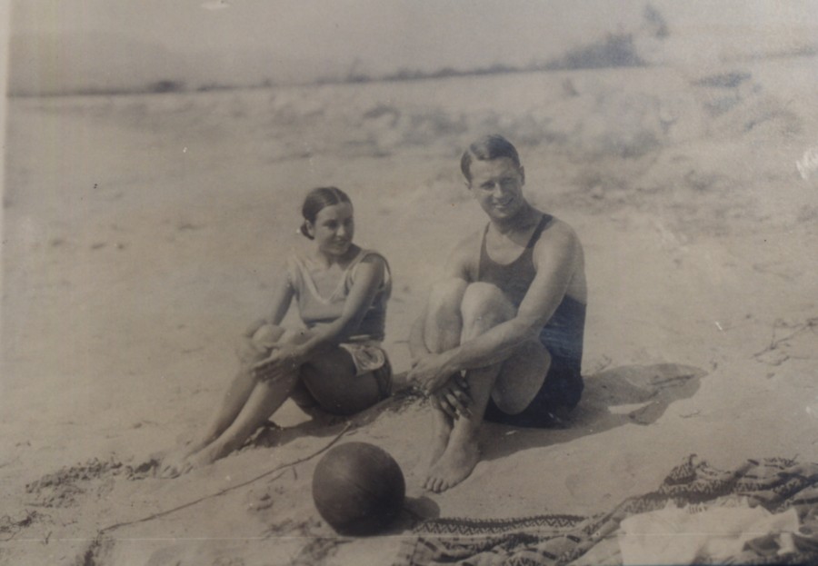 Maurice Chevalier et sa femme Yvonne, sur une plage de Cannes (AMC 32Fi1125)