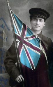 Militaire avec le drapeau anglais, 1915 (AMC 40Fi189_recad)