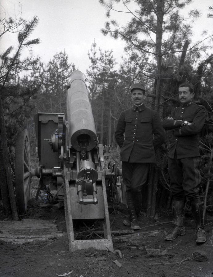 Deux soldats  ct d'un canon, priode 1914-1918
