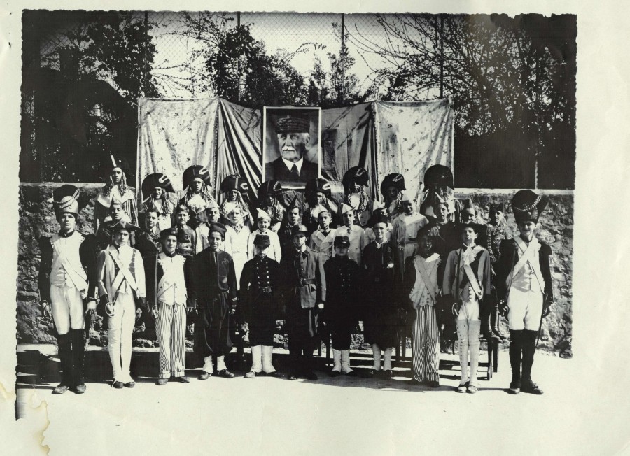 Photographie de l'école St-Joseph avec le portrait du Maréchal Pétain, 1940-1942 (13Fi390)