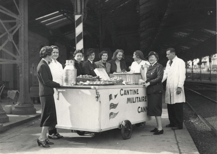 Photographie de la distribution de nourriture par la cantine militaire  la gare de Cannes, 1939-1945 (13Fi2012)