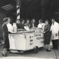 Photographie de la distribution de nourriture par la cantine militaire à la gare de Cannes, 1939-1945 (13Fi2012)