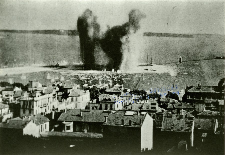 Photographie d'une explosion d'une mine en mer, aot 1944 (13Fi9)