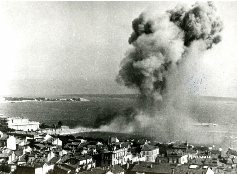 Photographie d'une explosion d'une mine, aot 1944 (13Fi55)