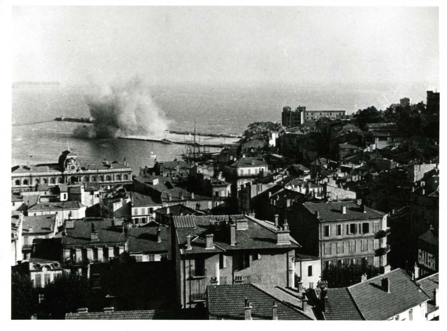 Photographie d'une explosion d'une mine, aot 1944 (13Fi56)