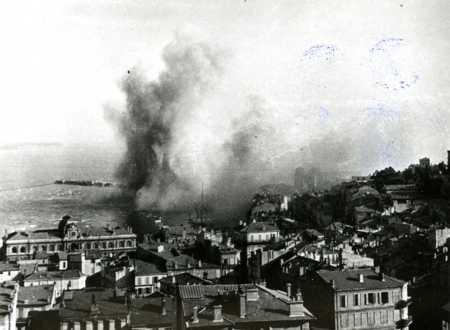 Photographie d'une explosion de mine, aot 1944 (13Fi58)