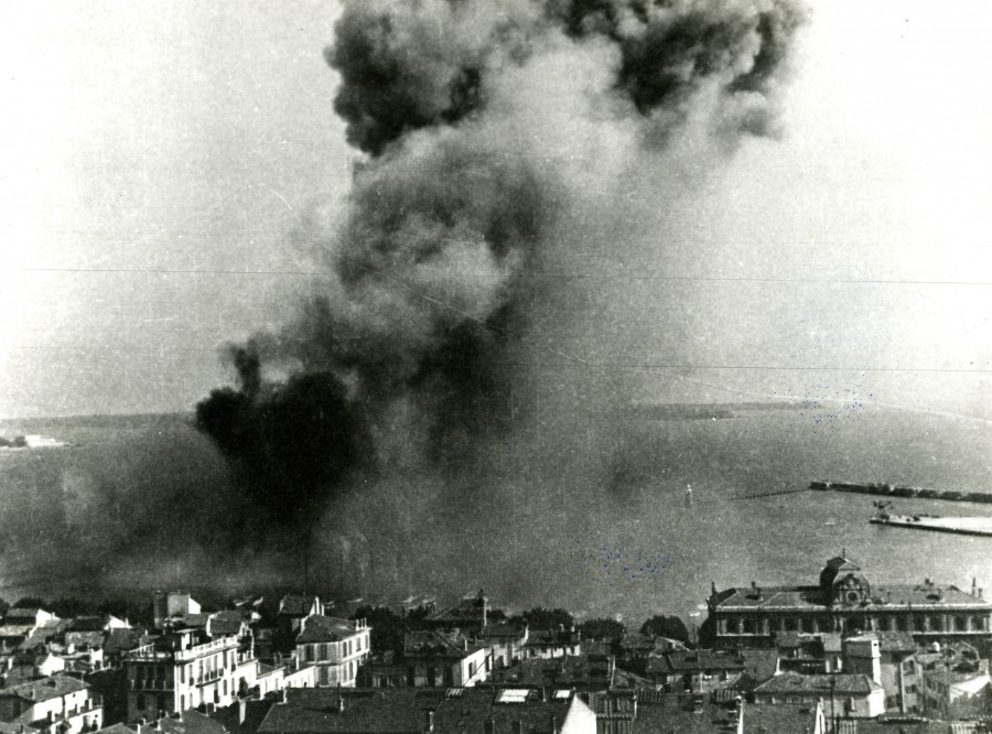 Photographie d'une explosion de mine, aot 1944 (13Fi59)