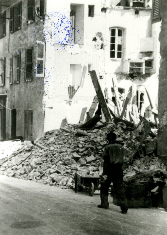 Photographie des dégâts de la maison Flory située quai Saint-Pierre, aout 1944 (13Fi72)