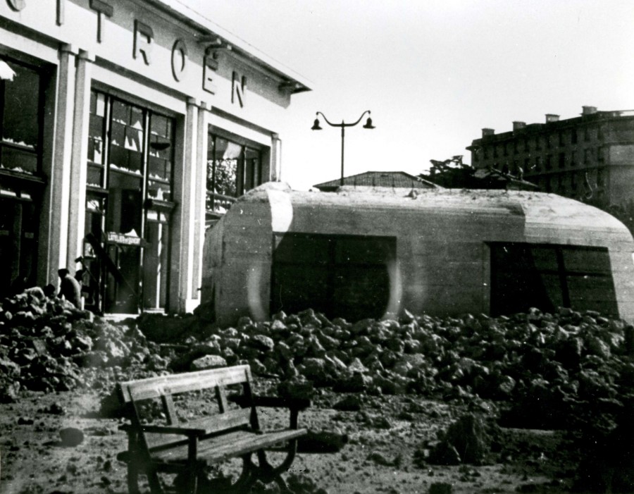 Photographie des défenses allemandes bombardées le long du littoral, aout 1944 (13Fi115)
