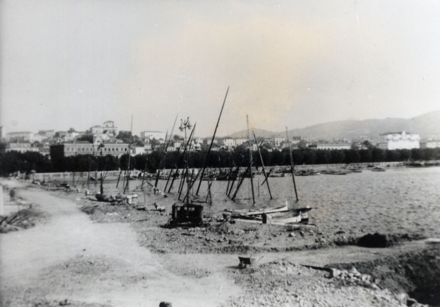Photographie de bteaux couls, vieux port, aot 1944 (37S1)
