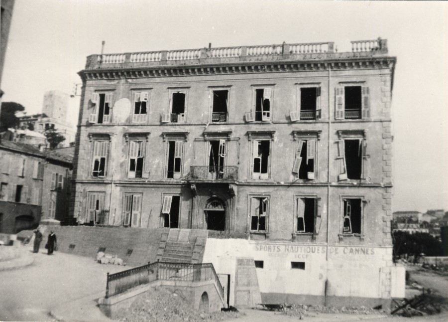 Photographie des destructions de la Maison des sports nautiques, aot 1944 (37S1)