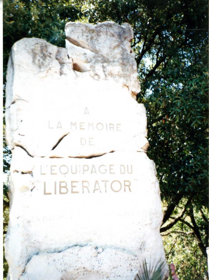 Stle commmorative en mmoire de l'quipage du Liberator  la Croix des Gardes, 25 Mai 1944 (14Fi344)