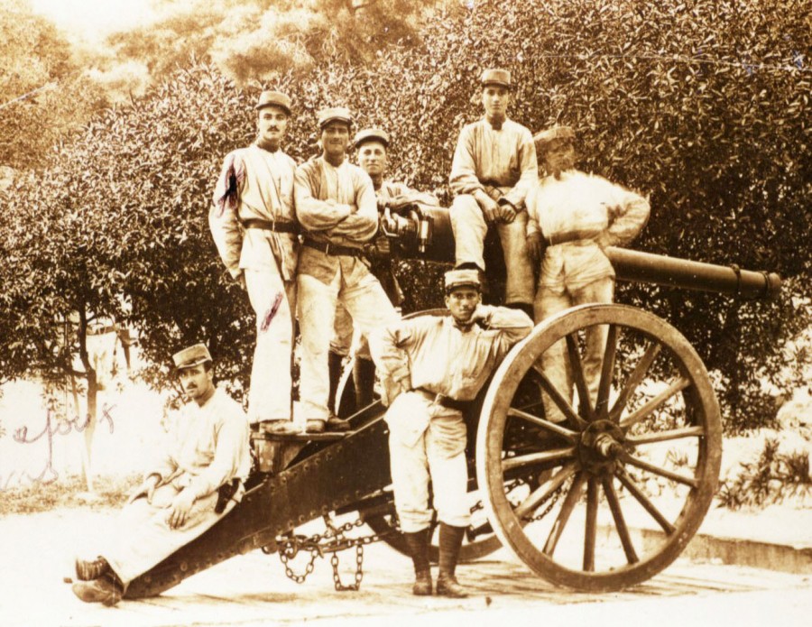 Jeunes gens paradant sur un canon