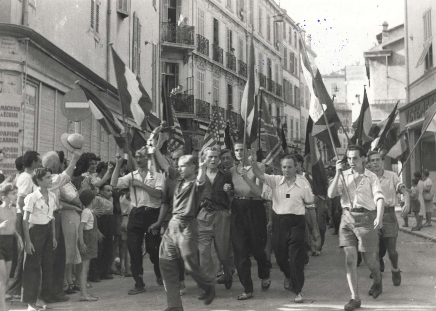 Photographie de la Libration : dfil d'un groupe de rsistants portant tous les drapeaux des Allis, 1944 (13Fi254)