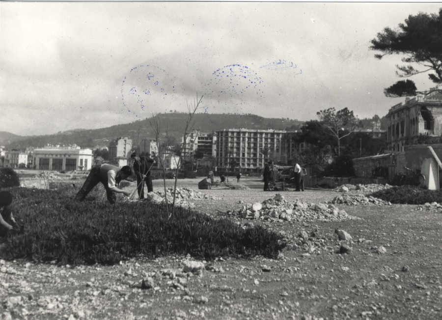 Photographie du déminage des plages de la Pointe Croisette, au niveau de la villa la Corne d'or, 1945-1946 (13Fi378)