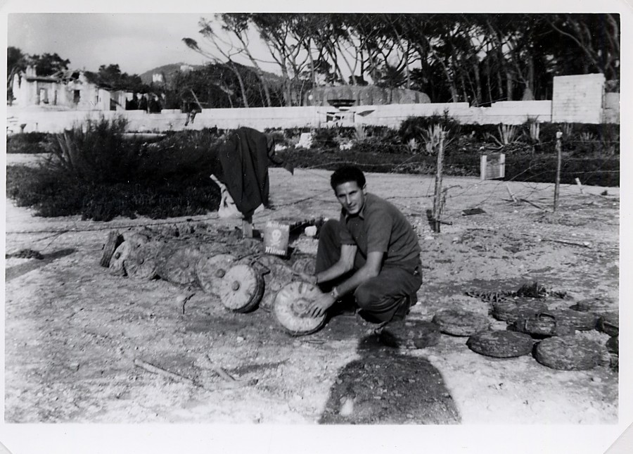 Photographie du déminage des plages de la Pointe Croisette, 1945-1946 (33S5)