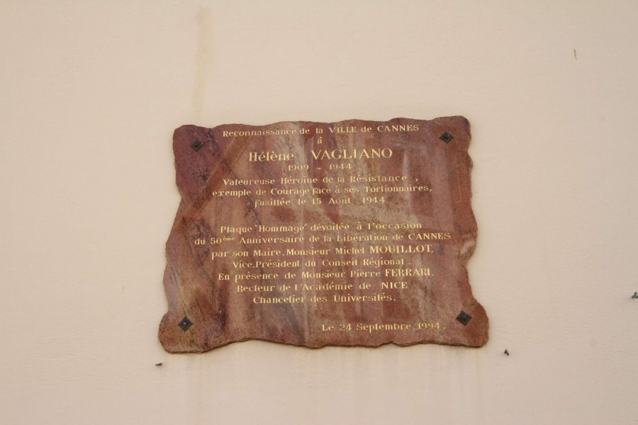 Photographie de la plaque commmorative en l'honneur d'Hlne Vagliano, rsistante cannoise fusille  Nice en 1944, annes 2010 Mairie de Cannes