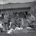 Quatre soldats sur le front recevant des colis de linge, scne quotidienne de la vie au front, priode 1914-1918