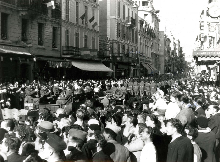 Photographie du dfil des librateurs de Cannes rue d'Antibes, 1944 (13Fi36)