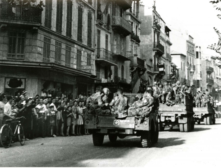 Photographie du dfil des librateurs de Cannes rue Flix Faure, 1944 (13Fi37)