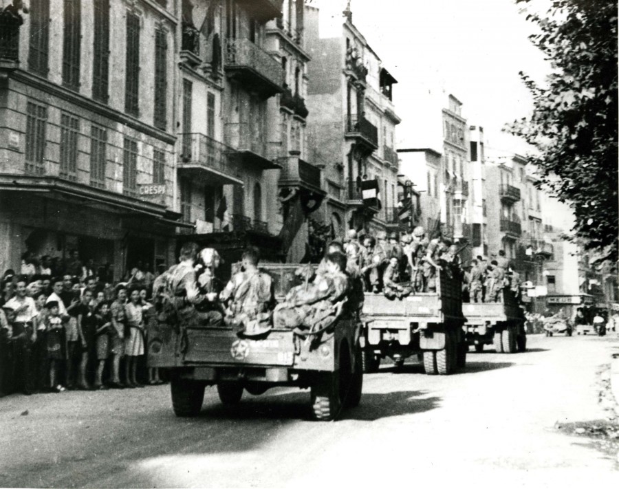 Photographie de l'arrive et du dfil des troupes amricaines dans Cannes, 1944 (13Fi103)